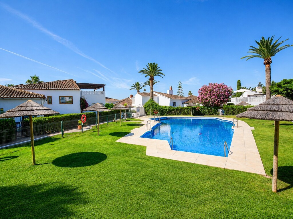 2 Bed Townhouse for sale in Estepona Costa Del Sol, Málaga, Spain