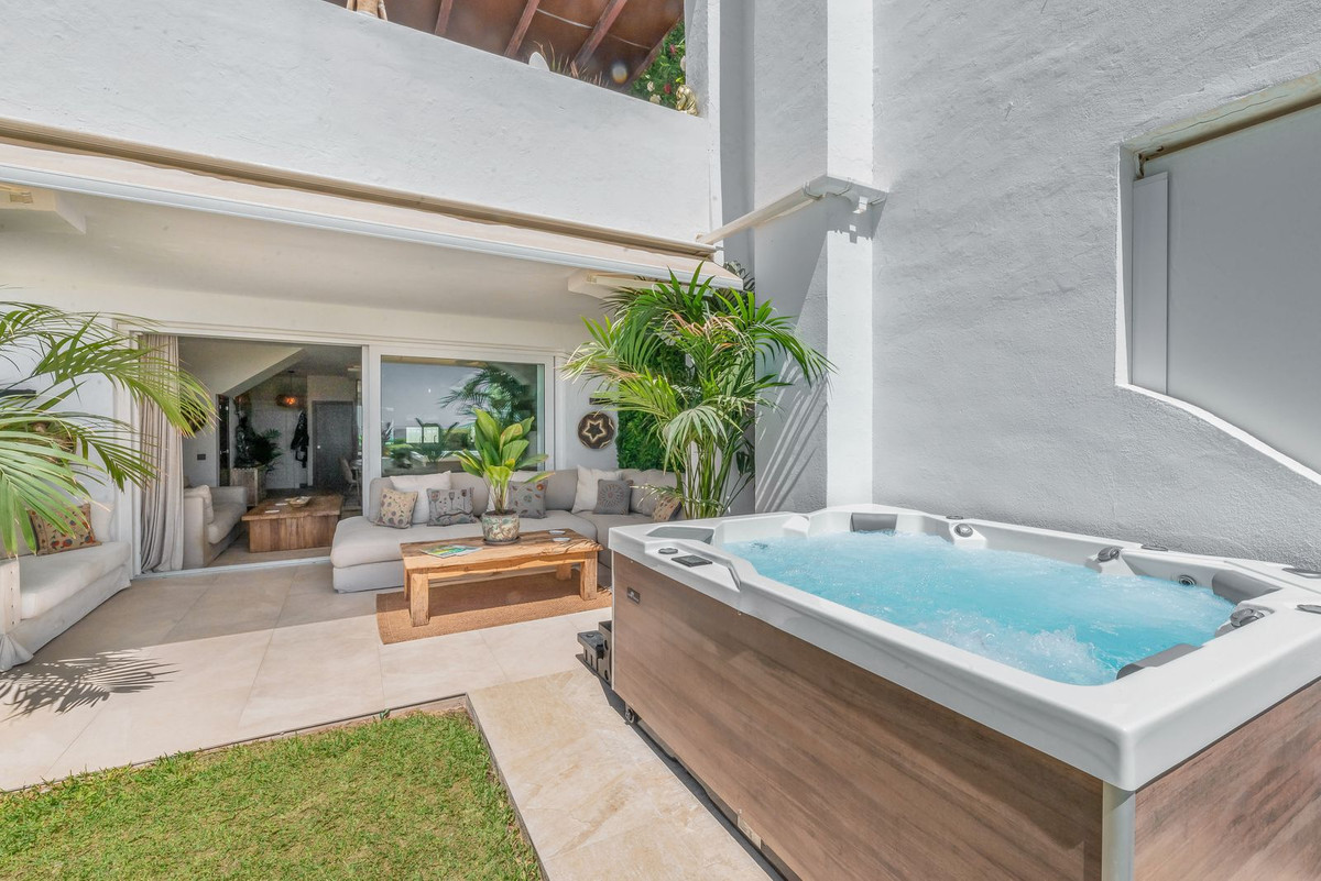 4 Bed Townhouse for sale in Las Chapas Costa Del Sol, Málaga, Spain
