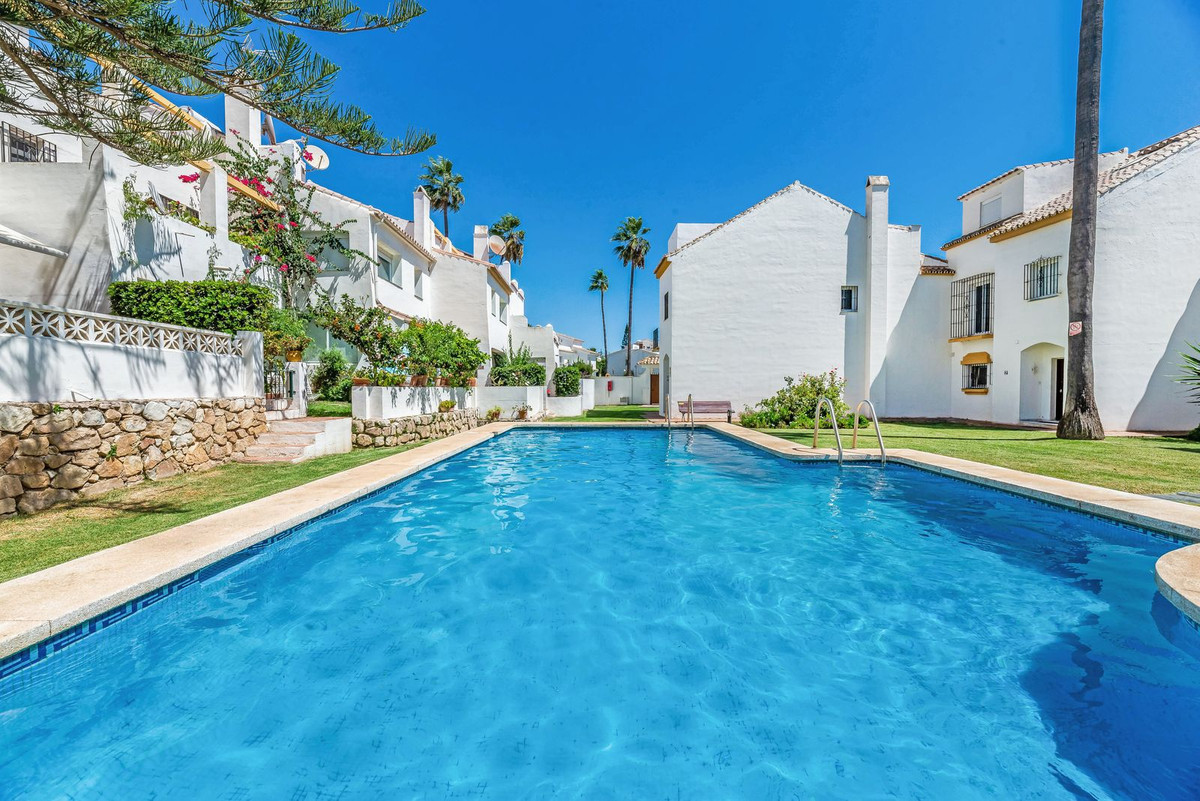 4 Bed Townhouse for sale in Las Chapas Costa Del Sol, Málaga, Spain