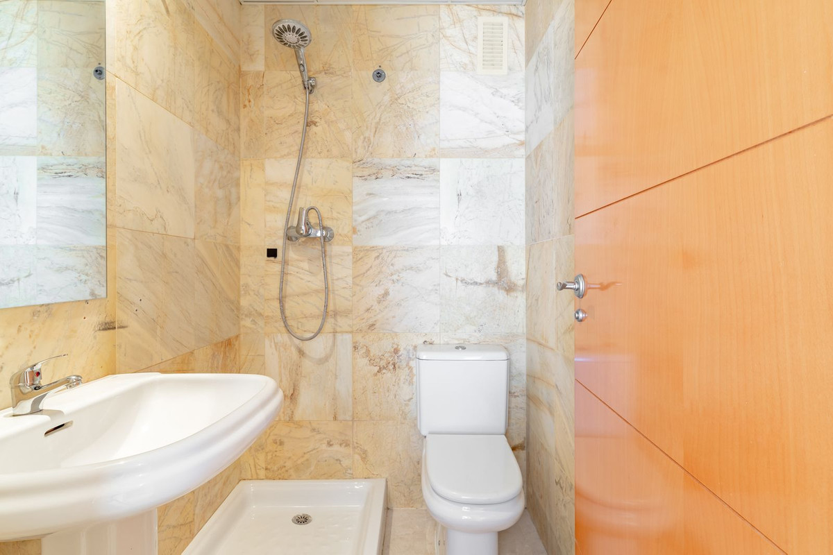 Se vende Apartamento Planta Media de 2 dormitorios en Costa Del Sol, Málaga, España