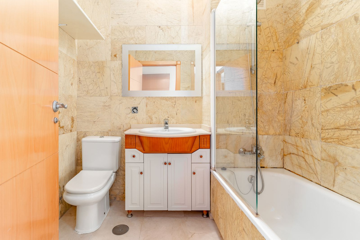 Se vende Apartamento Planta Media de 2 dormitorios en Costa Del Sol, Málaga, España