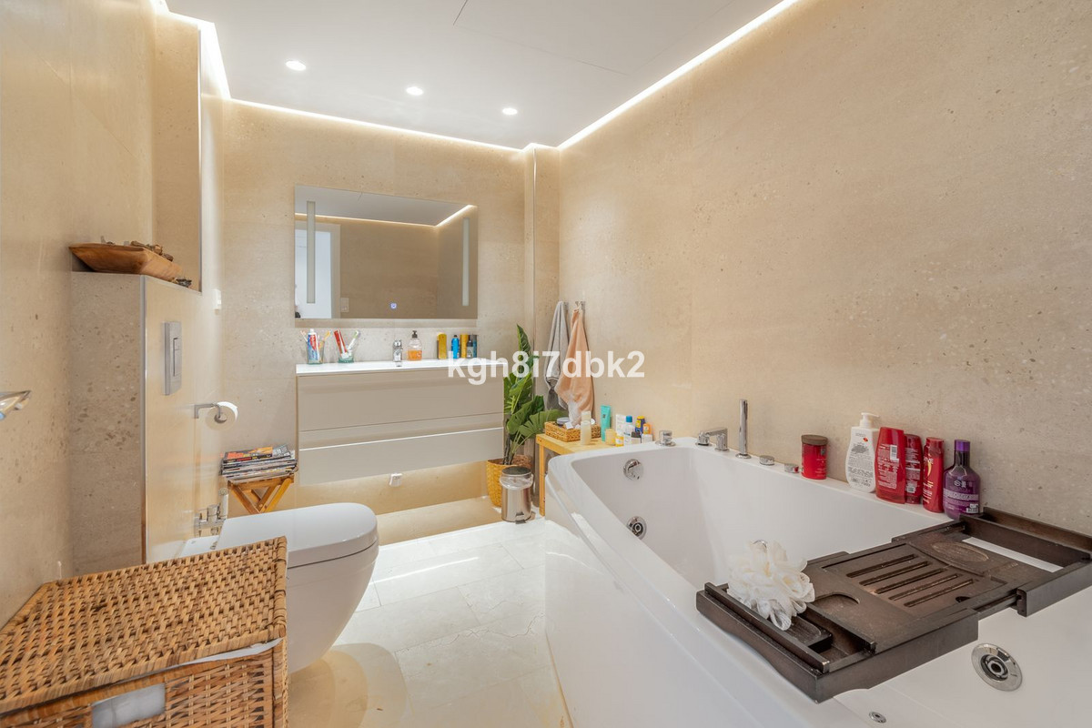 Se vende Apartamento Planta Media de 3 dormitorios en Costa Del Sol, Málaga, España