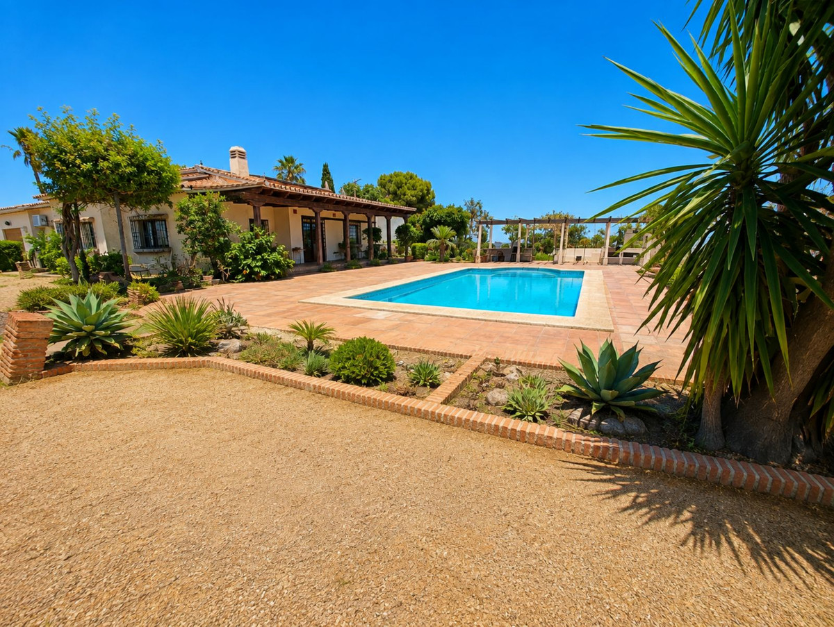 4 Bed Townhouse for sale in Estepona Costa Del Sol, Málaga, Spain
