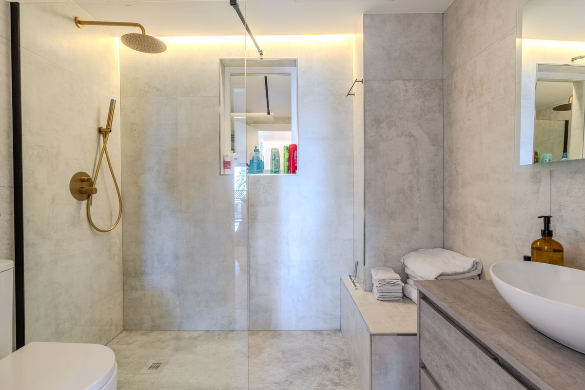 Se vende Apartamento Planta Media de 2 dormitorios en Costa Del Sol, Málaga, España