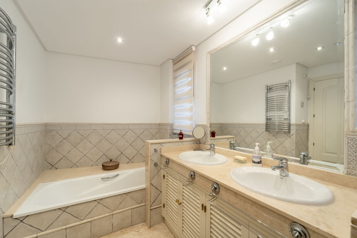 Se vende Apartamento Planta Media de 2 dormitorios en Costa Del Sol, Málaga, España