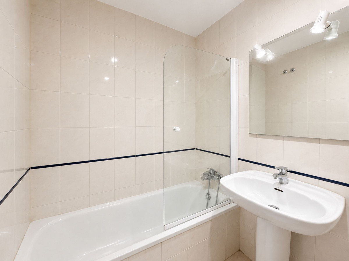 Se vende Apartamento Planta Media de 4 dormitorios en Costa Del Sol, Málaga, España