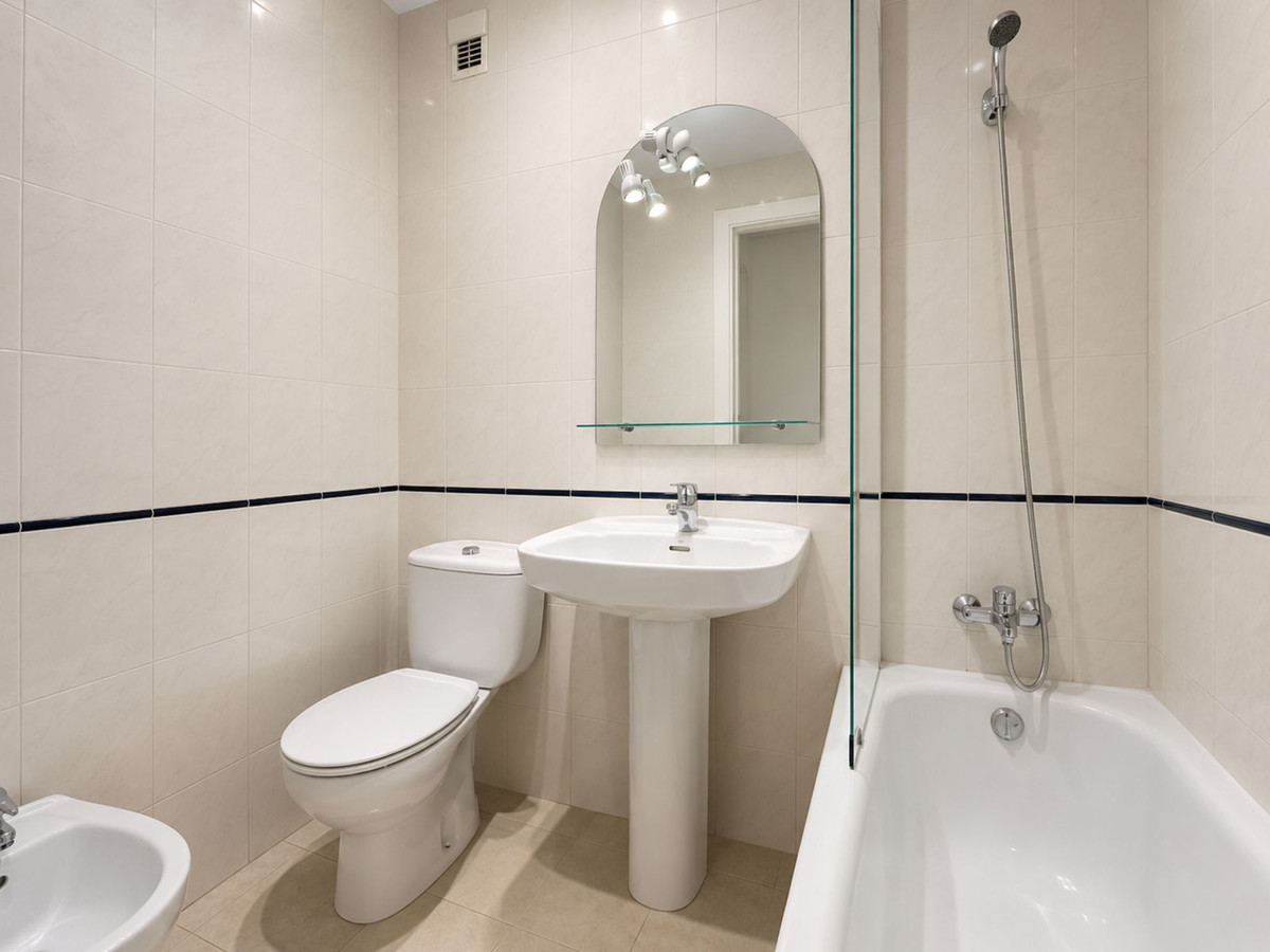Se vende Apartamento Planta Media de 4 dormitorios en Costa Del Sol, Málaga, España