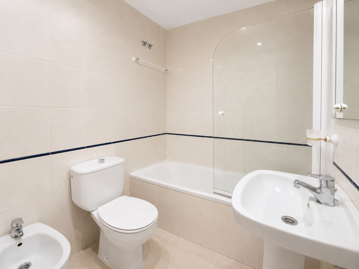Se vende Apartamento Planta Media de 4 dormitorios en Costa Del Sol, Málaga, España