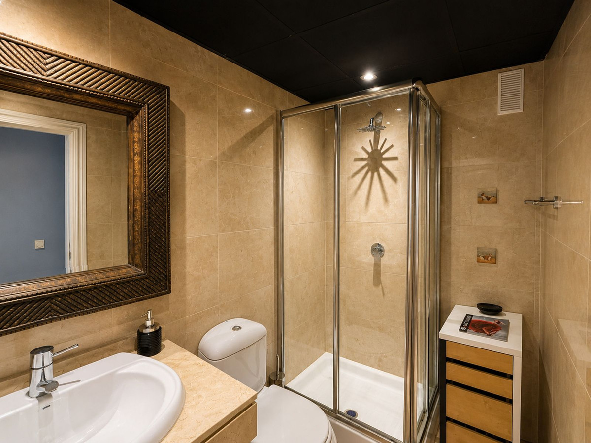 Se vende Apartamento Planta Media de 2 dormitorios en Costa Del Sol, Málaga, España