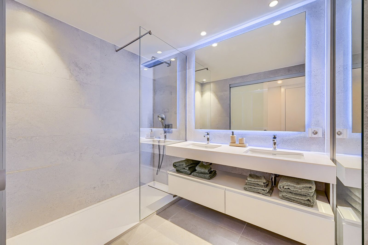 Se vende Apartamento Planta Media de 3 dormitorios en Costa Del Sol, Málaga, España