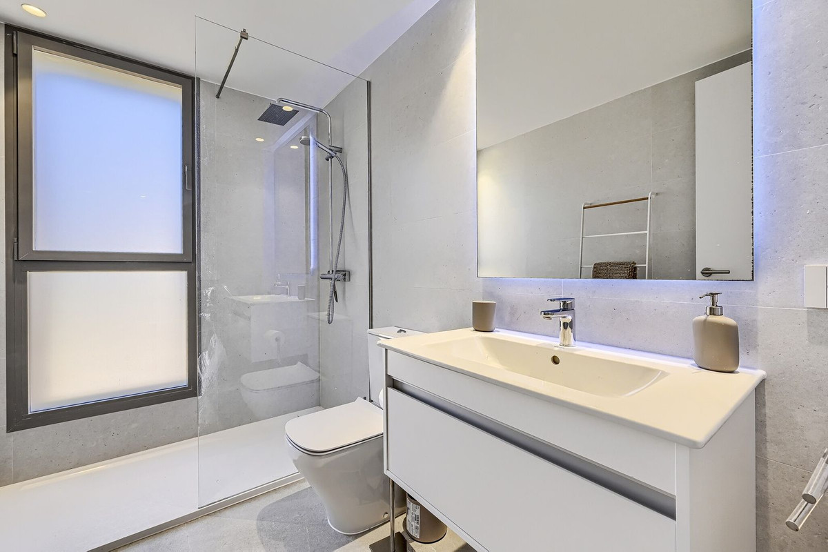 Se vende Apartamento Planta Media de 3 dormitorios en Costa Del Sol, Málaga, España