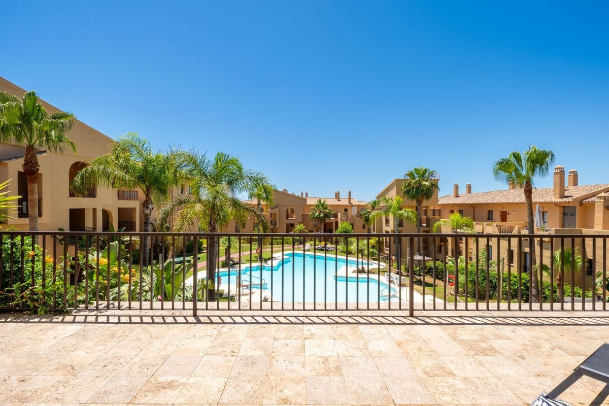 2 Bed Apartment for sale in El Paraiso Costa Del Sol, Málaga, Spain