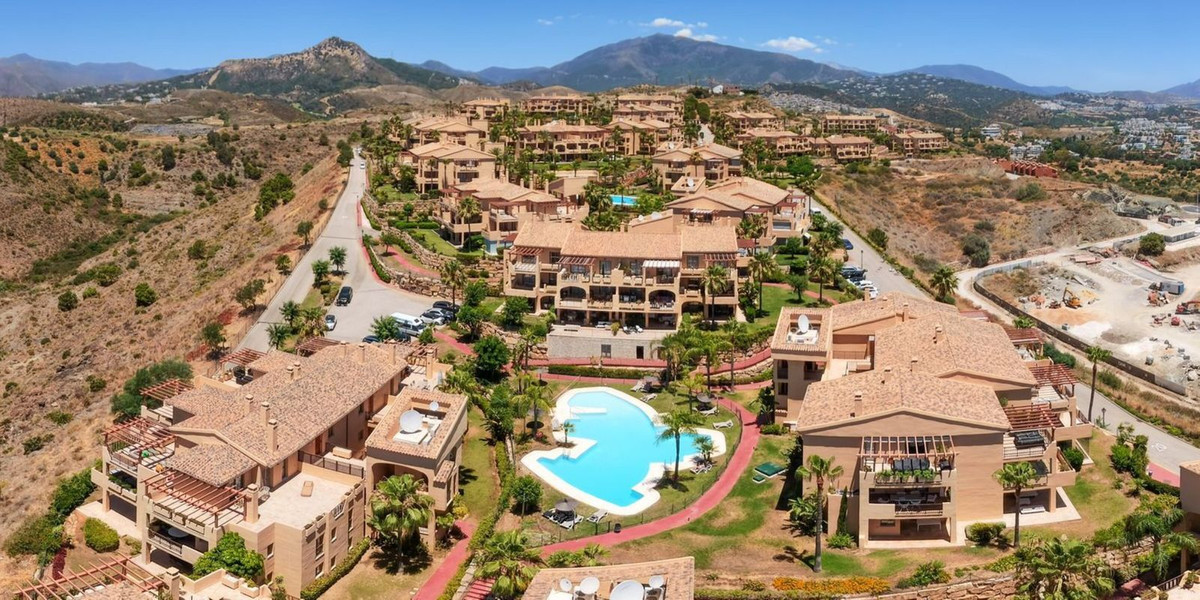 2 Bed Apartment for sale in El Paraiso Costa Del Sol, Málaga, Spain