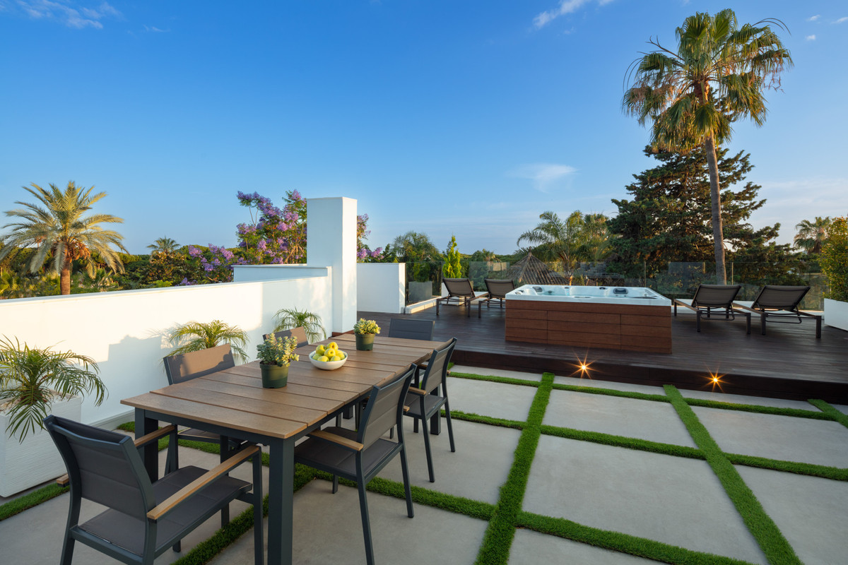 5 Bed Townhouse for sale in The Golden Mile Costa Del Sol, Málaga, Spain