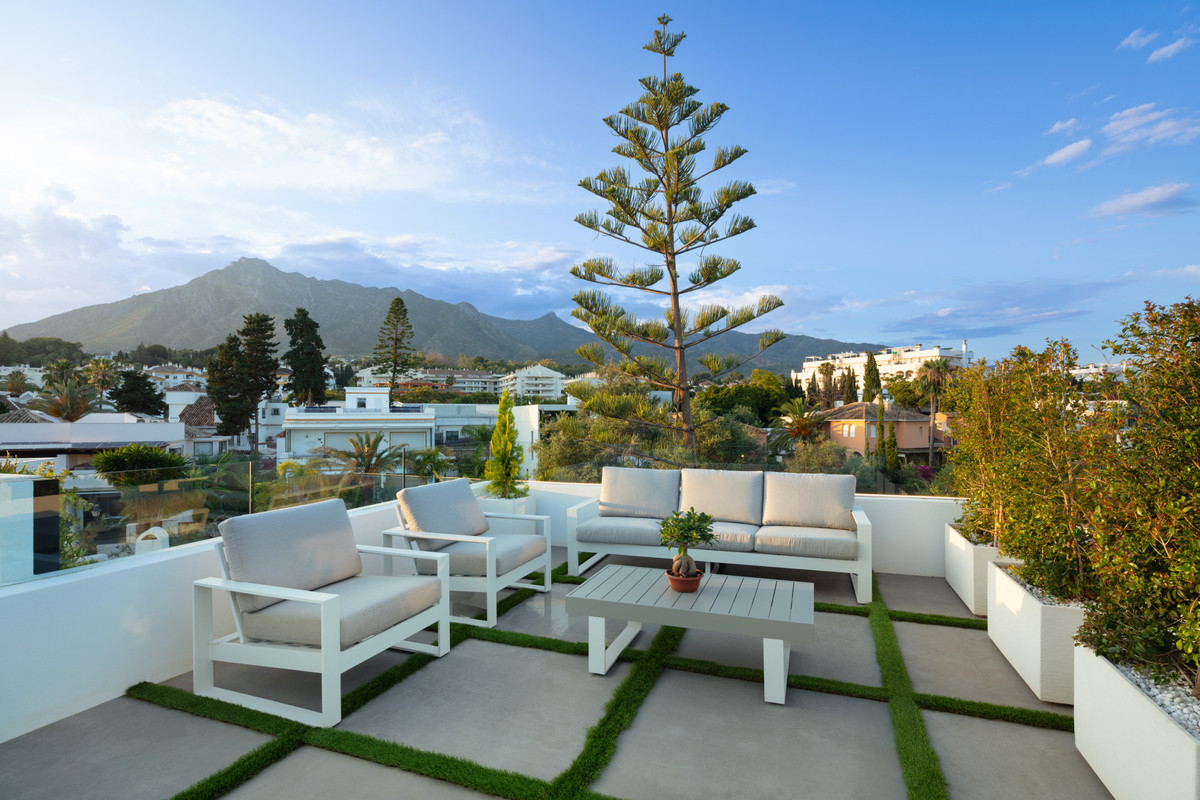 5 Bed Townhouse for sale in The Golden Mile Costa Del Sol, Málaga, Spain
