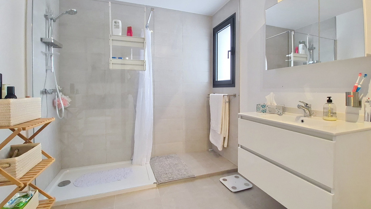 Se vende Apartamento Planta Media de 3 dormitorios en Costa Del Sol, Málaga, España