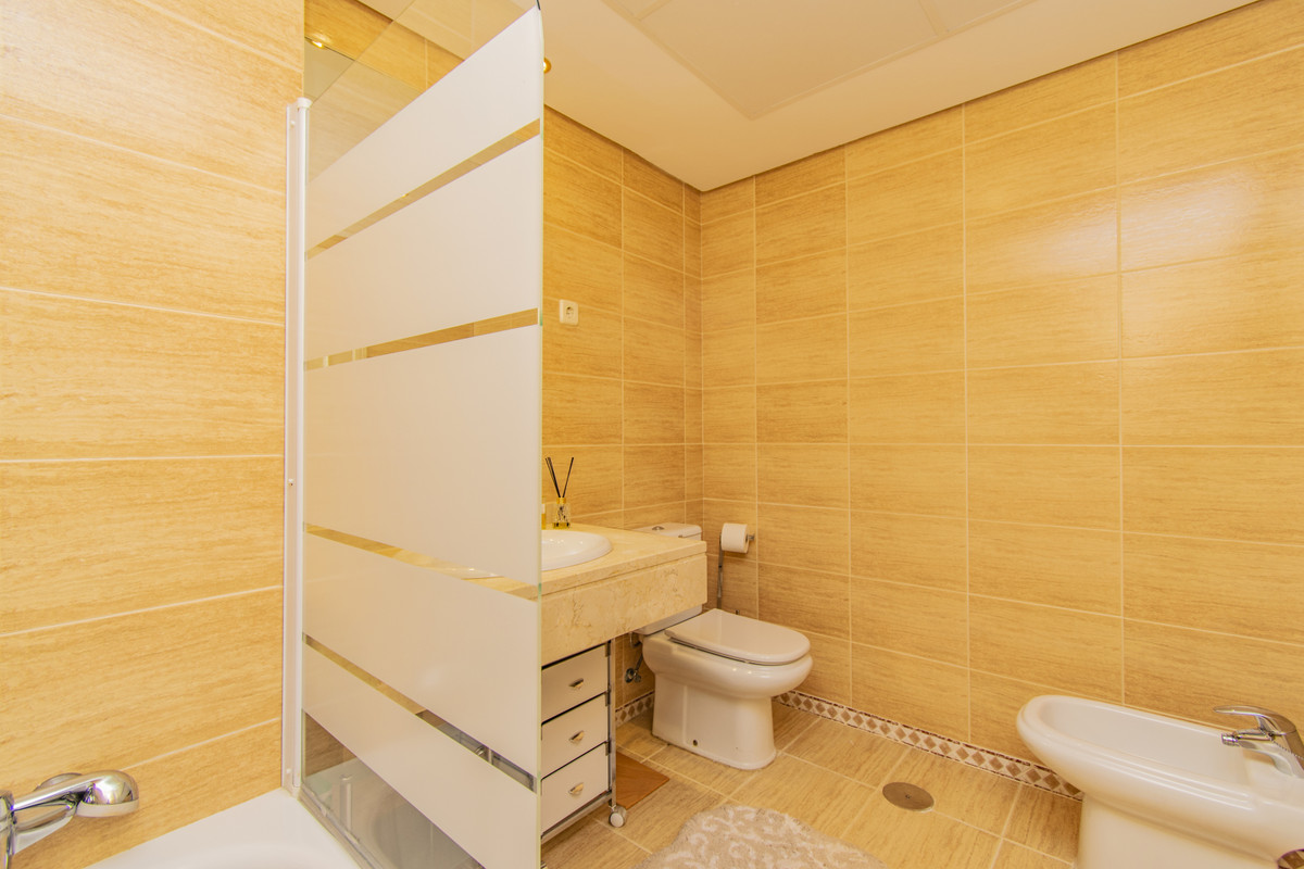 Se vende Apartamento Planta Media de 2 dormitorios en Costa Del Sol, Málaga, España
