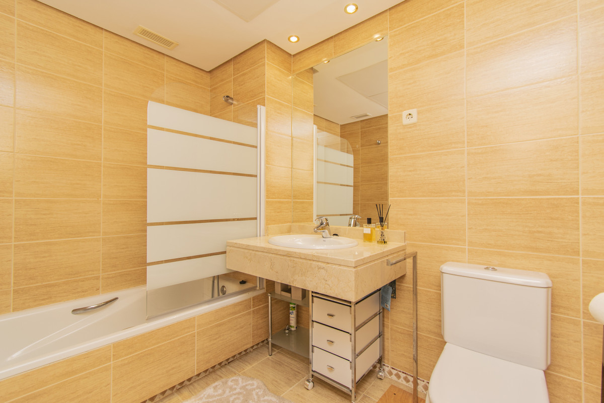 Se vende Apartamento Planta Media de 2 dormitorios en Costa Del Sol, Málaga, España