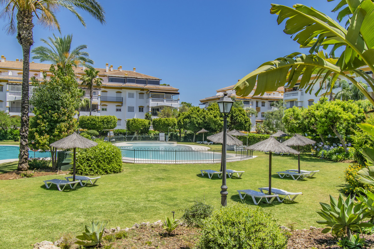 Se vende Apartamento Planta Media de 2 dormitorios en Costa Del Sol, Málaga, España