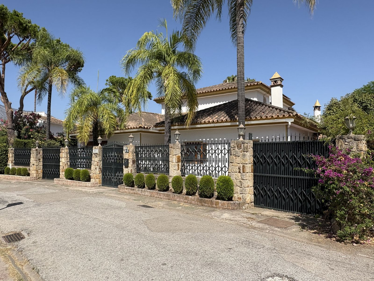 5 Bed Townhouse for sale in Nueva Andalucía Costa Del Sol, Málaga, Spain
