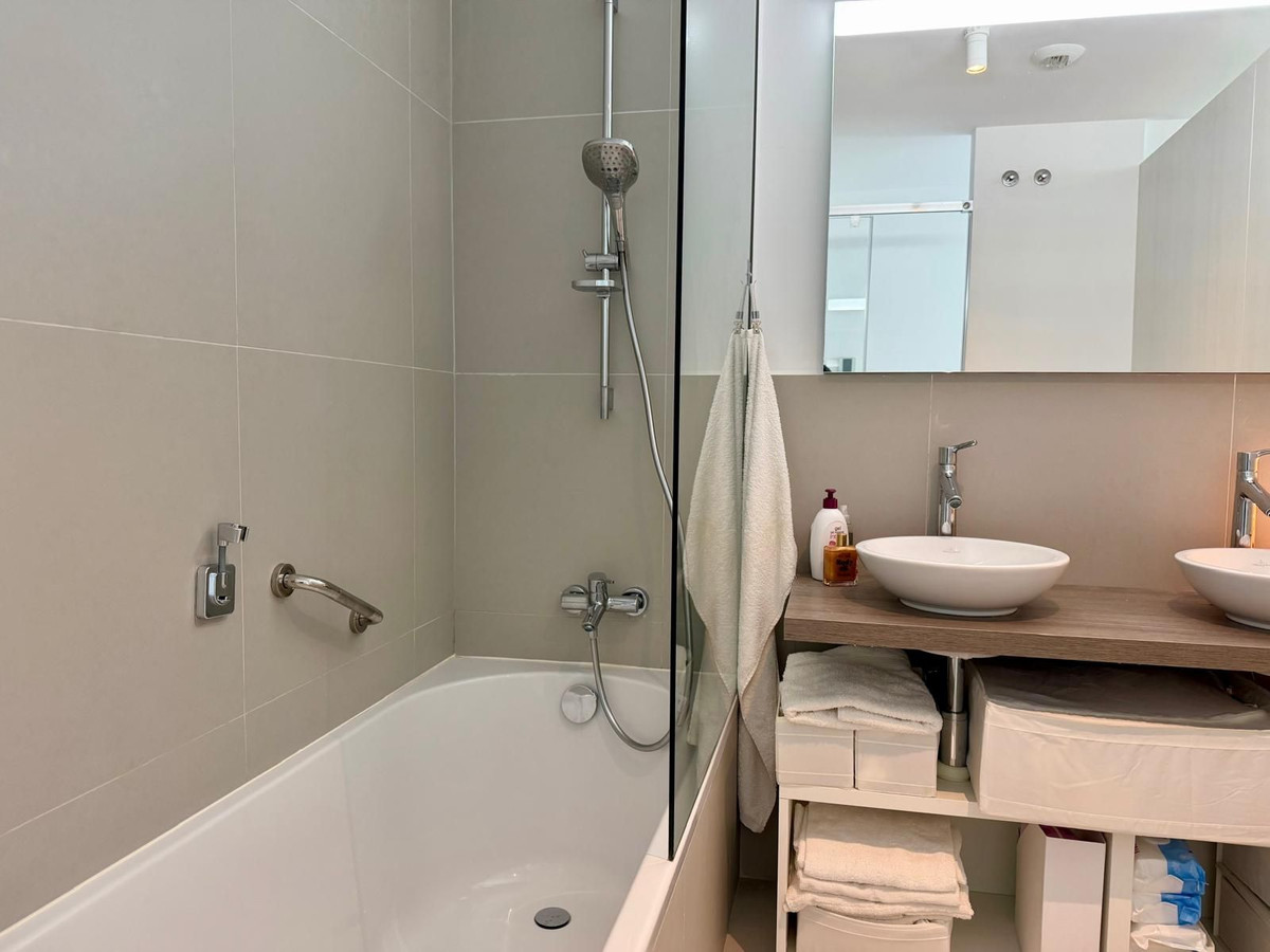 Se vende Apartamento Planta Media de 2 dormitorios en Costa Del Sol, Málaga, España