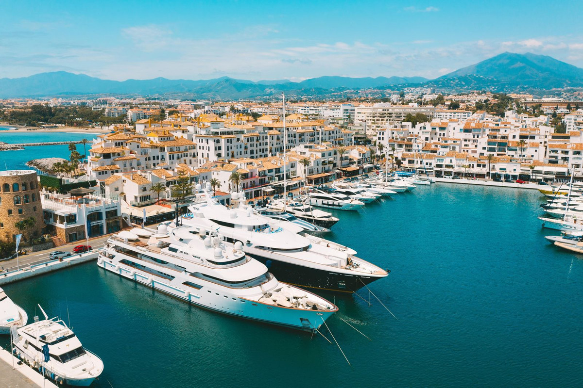 Se vende Apartamento Planta Media de 2 dormitorios en Costa Del Sol, Málaga, España
