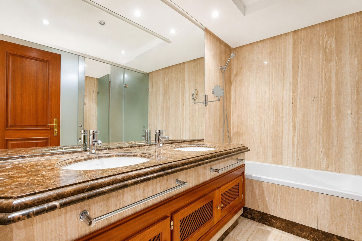Se vende Apartamento Planta Media de 3 dormitorios en Costa Del Sol, Málaga, España