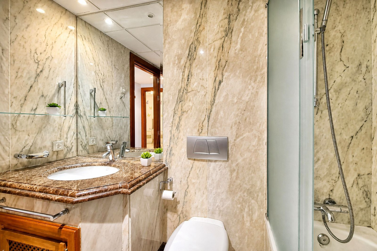 Se vende Apartamento Planta Media de 3 dormitorios en Costa Del Sol, Málaga, España