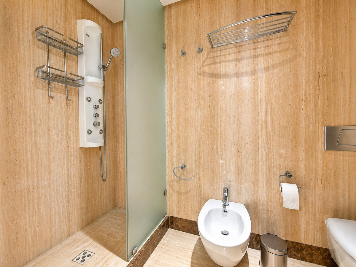 Se vende Apartamento Planta Media de 3 dormitorios en Costa Del Sol, Málaga, España