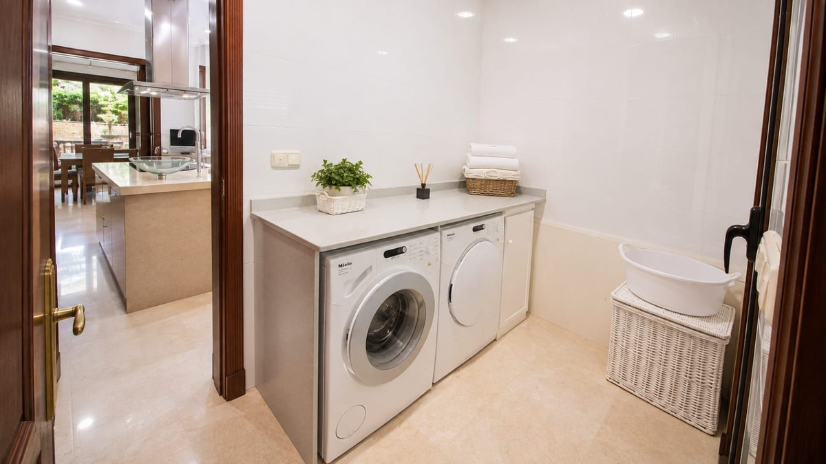 Se vende Villa - Chalet de 6 dormitorios en Costa Del Sol, Málaga, España
