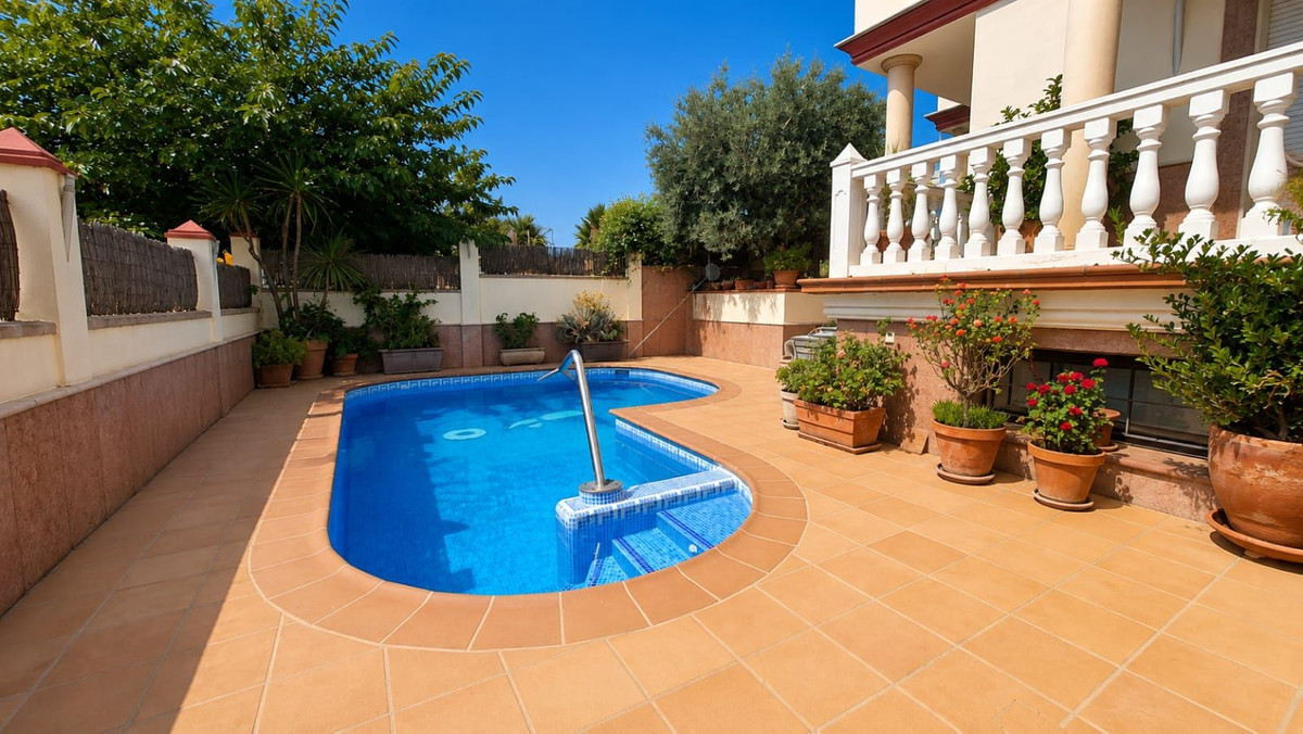 Se vende Villa - Chalet de 6 dormitorios en Costa Del Sol, Málaga, España