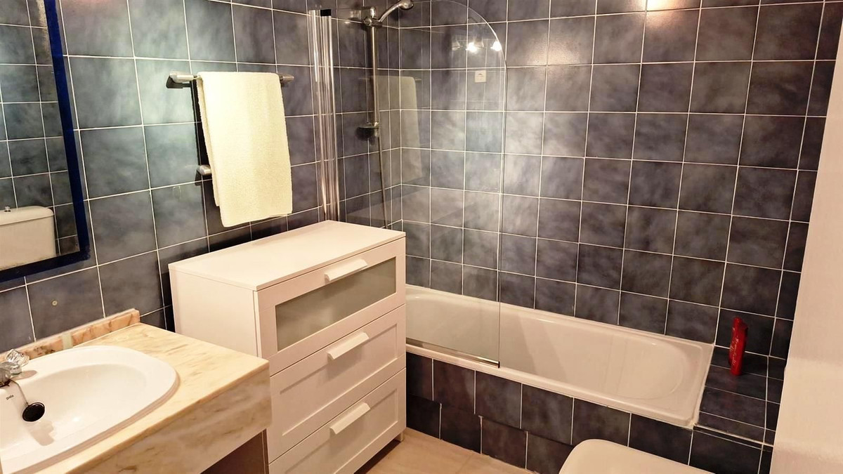 Se vende Apartamento Planta Media de 3 dormitorios en Costa Del Sol, Málaga, España