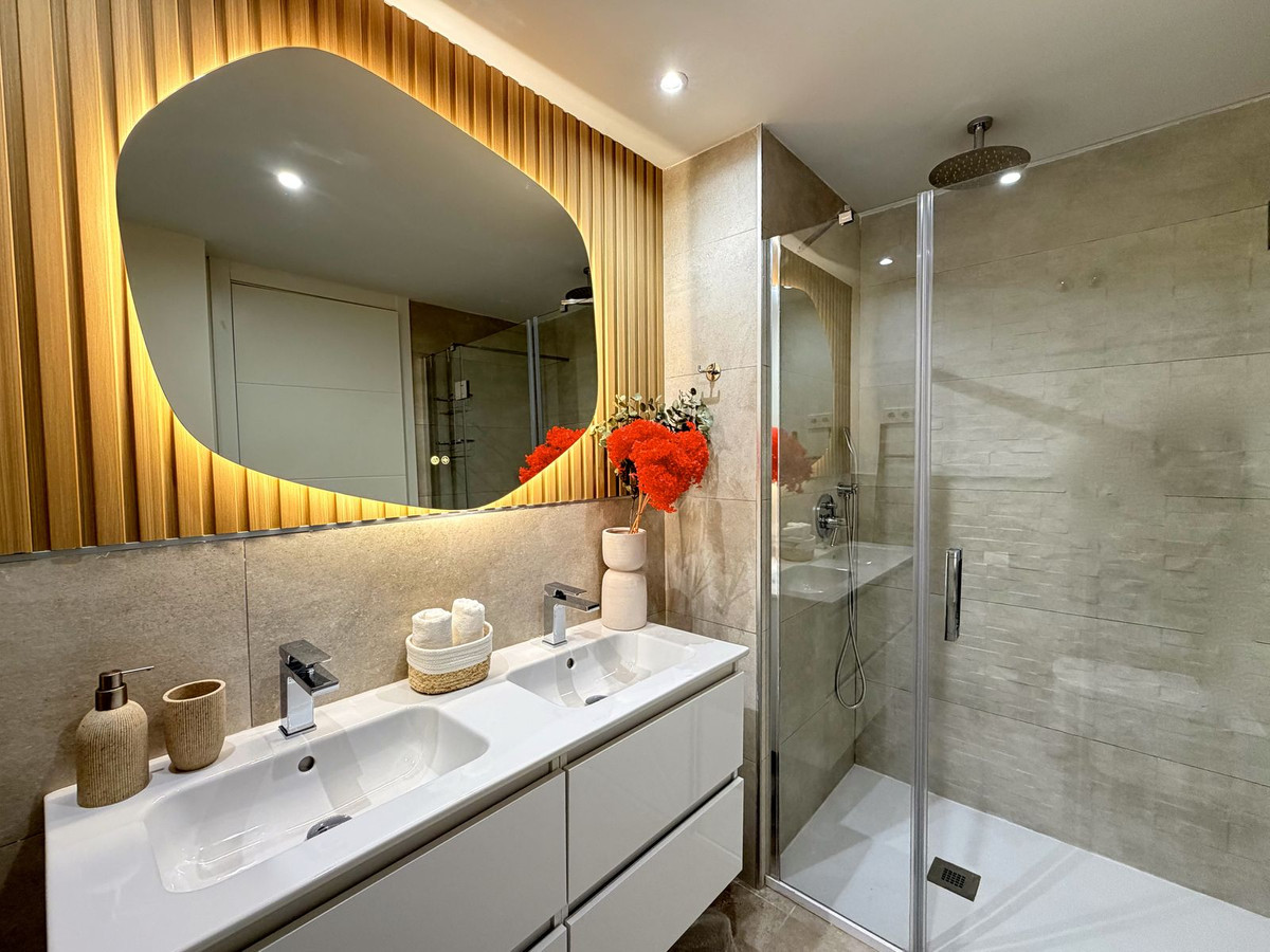 Se vende Apartamento Planta Media de 2 dormitorios en Costa Del Sol, Málaga, España