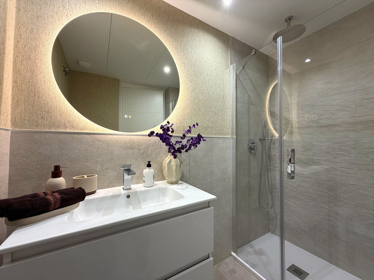Se vende Apartamento Planta Media de 2 dormitorios en Costa Del Sol, Málaga, España