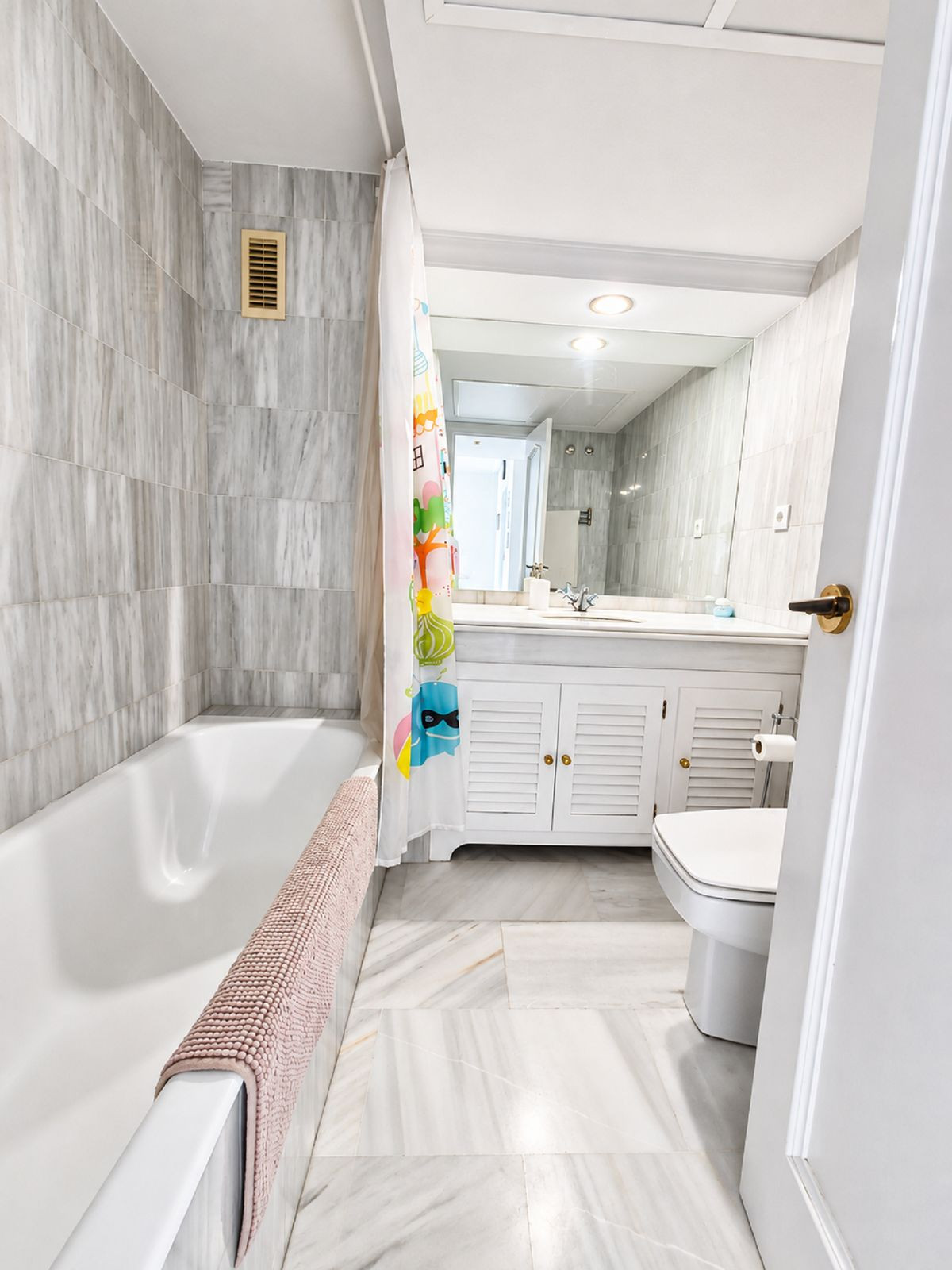 Se vende Apartamento Planta Media de 2 dormitorios en Costa Del Sol, Málaga, España
