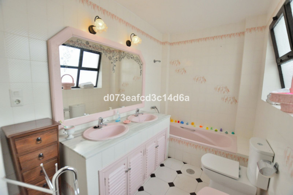 Se vende Adosada de 6 dormitorios en Costa Del Sol, Málaga, España