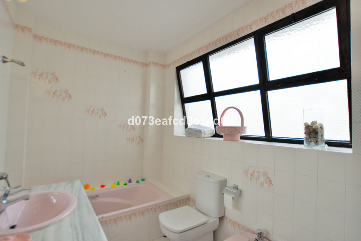 Se vende Adosada de 6 dormitorios en Costa Del Sol, Málaga, España
