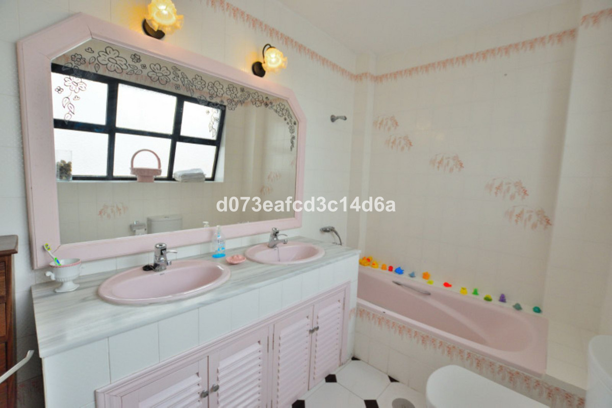 Se vende Adosada de 6 dormitorios en Costa Del Sol, Málaga, España