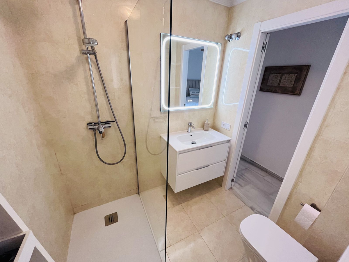 Se vende Apartamento Planta Media de 2 dormitorios en Costa Del Sol, Málaga, España