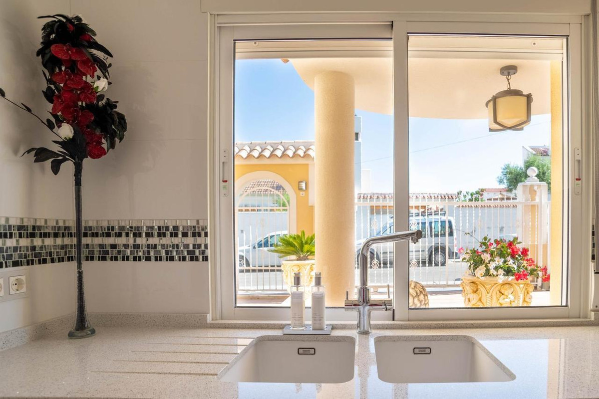 Se vende Villa - Chalet de 4 dormitorios en Costa Blanca, Alicante, España