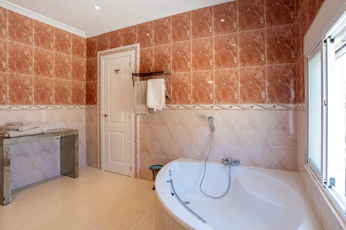 Se vende Villa - Chalet de 4 dormitorios en Costa Blanca, Alicante, España