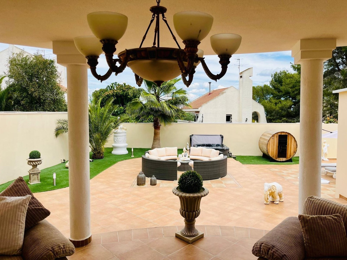 Se vende Villa - Chalet de 4 dormitorios en Costa Blanca, Alicante, España