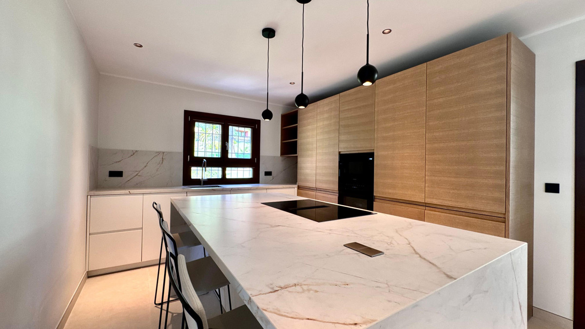 6 Bed Townhouse for sale in The Golden Mile Costa Del Sol, Málaga, Spain