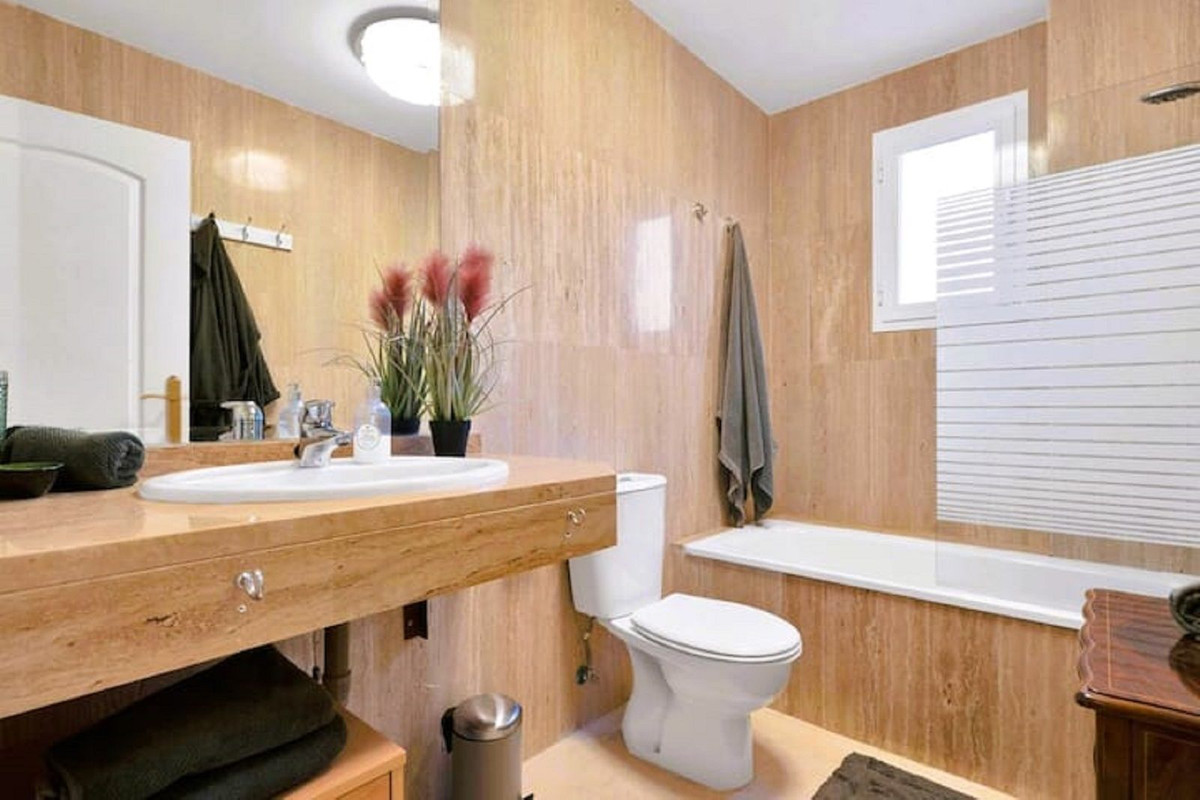 Se vende Apartamento Planta Media de 2 dormitorios en Costa Del Sol, Málaga, España