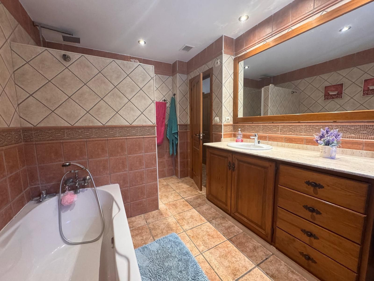 Se vende Villa - Chalet de 5 dormitorios en Costa Del Sol, Málaga, España