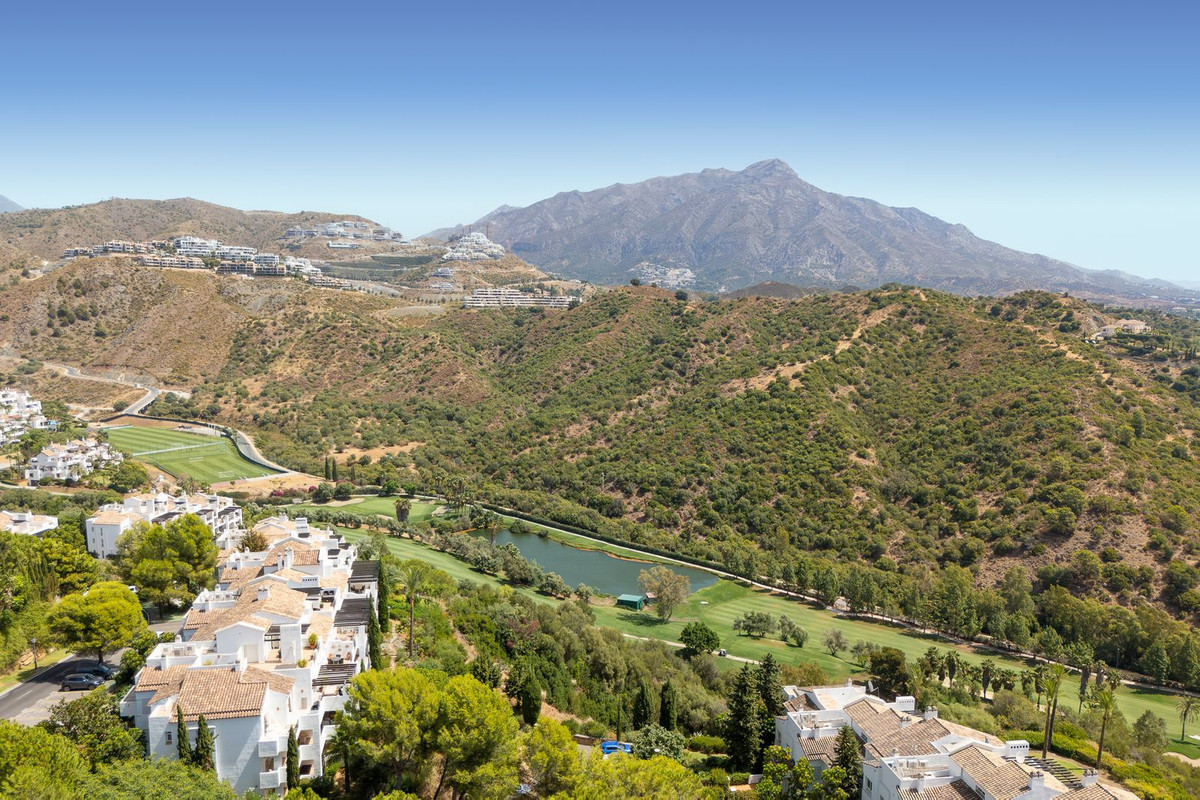 3 Bed Apartment for sale in La Quinta Costa Del Sol, Málaga, Spain