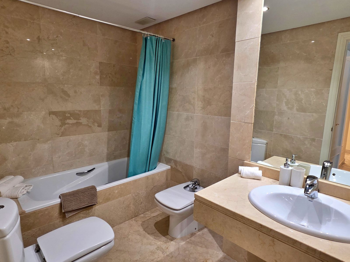Se vende Apartamento Planta Media de 2 dormitorios en Costa Del Sol, Málaga, España