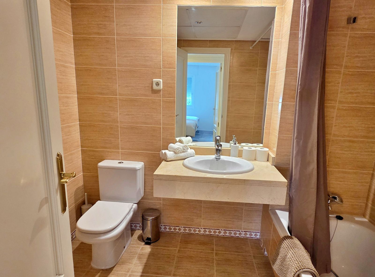 Se vende Apartamento Planta Media de 2 dormitorios en Costa Del Sol, Málaga, España