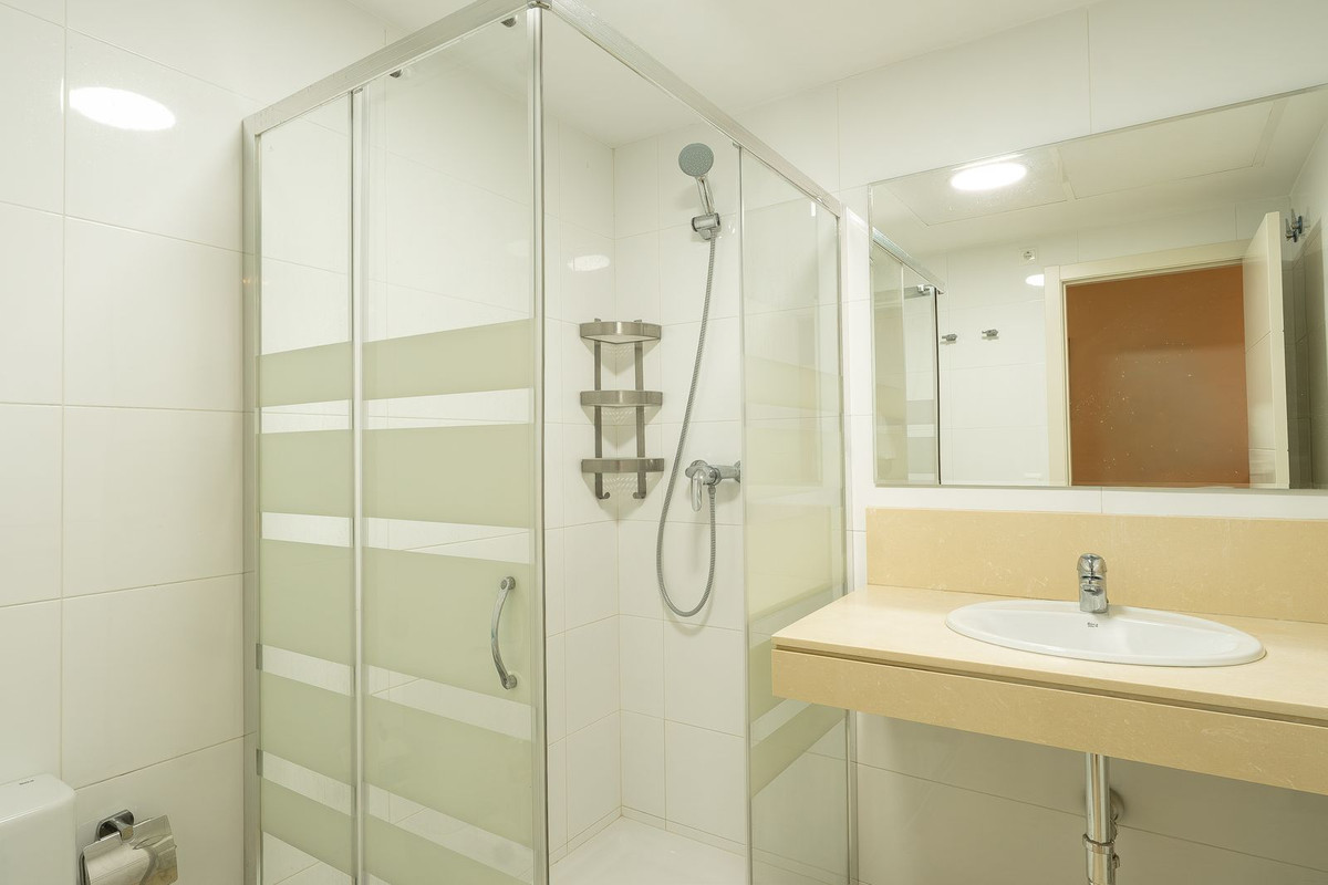 Se vende Apartamento Planta Media de 3 dormitorios en Costa Del Sol, Málaga, España