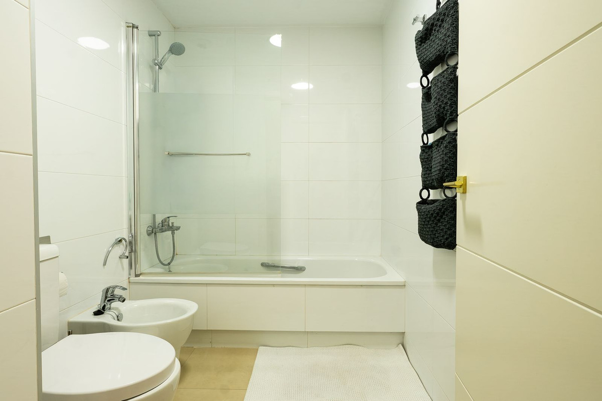 Se vende Apartamento Planta Media de 3 dormitorios en Costa Del Sol, Málaga, España